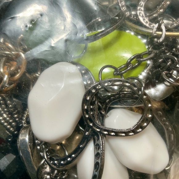 Assorted Vintage & Modern 4 lb bag of Jewelry - Picture 4 of 8